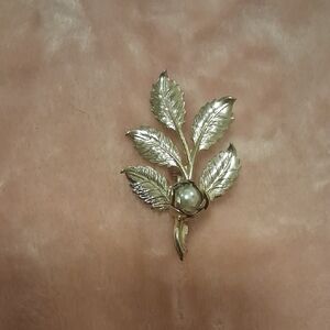 Elegant Gold Leaf Brooch with Pearl Accent